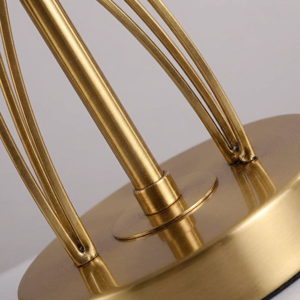 Art deco lampe for bordet med gullfot og hvit skjerm, Gull og hvit