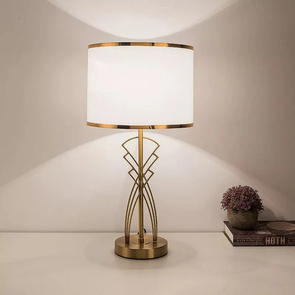 Art deco lampe for bordet med gullfot og hvit skjerm, Gull og hvit