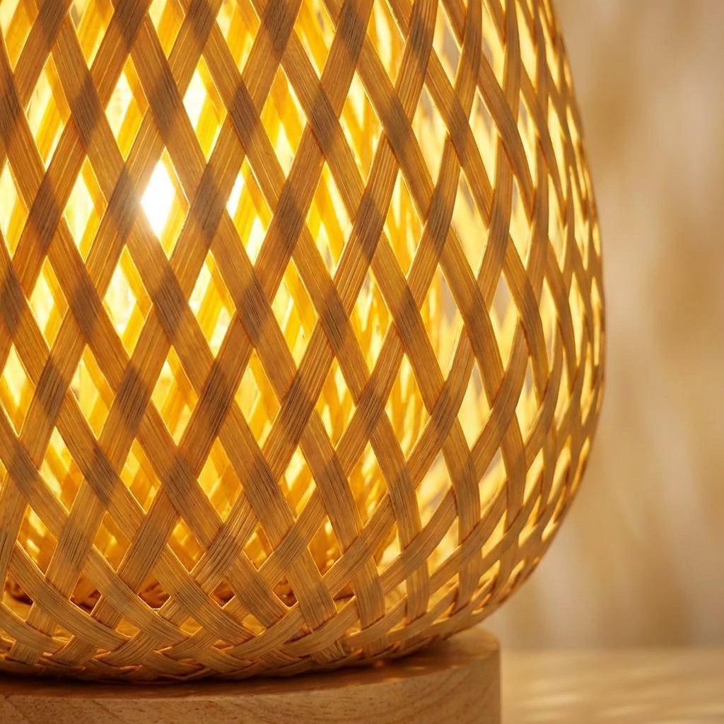Bambus lampe for bordet med flettet eggform og trefot, Natur