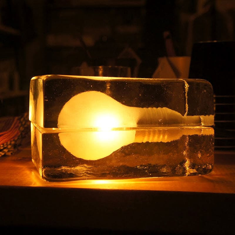 Bordlampe i form av en klar glassblokk med pære inni, Klar