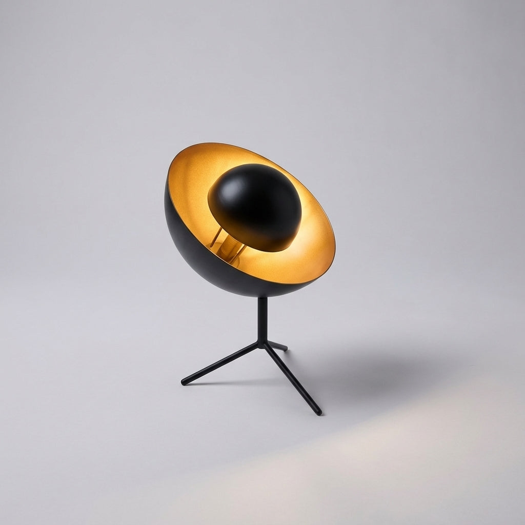 Bordlampe i svart med gyllen innside og trefot i metall, Svart og gull