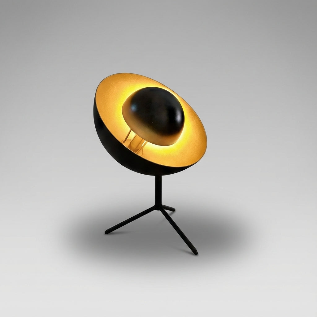 Bordlampe i svart med gyllen innside og trefot i metall, Svart og gull