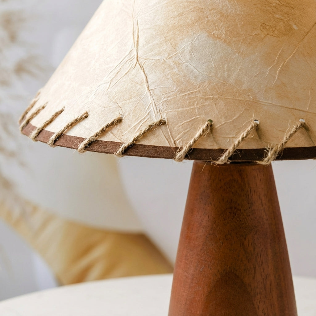 Bordlampe i tre med kjeglefot og sydd skjerm i lys beige, Mørkt tre og beige