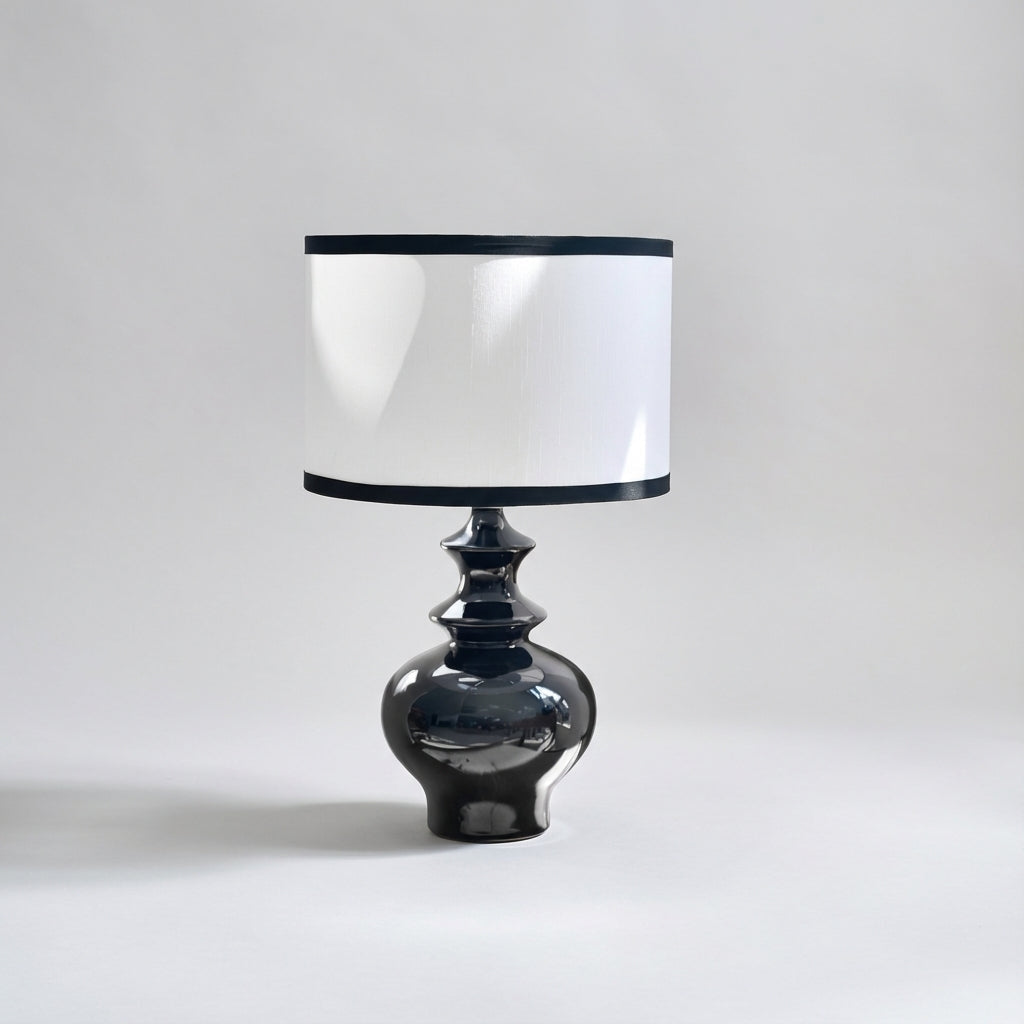 Bordlampe med blank sort keramikkfot og hvit tekstilskjerm, Svart og hvit