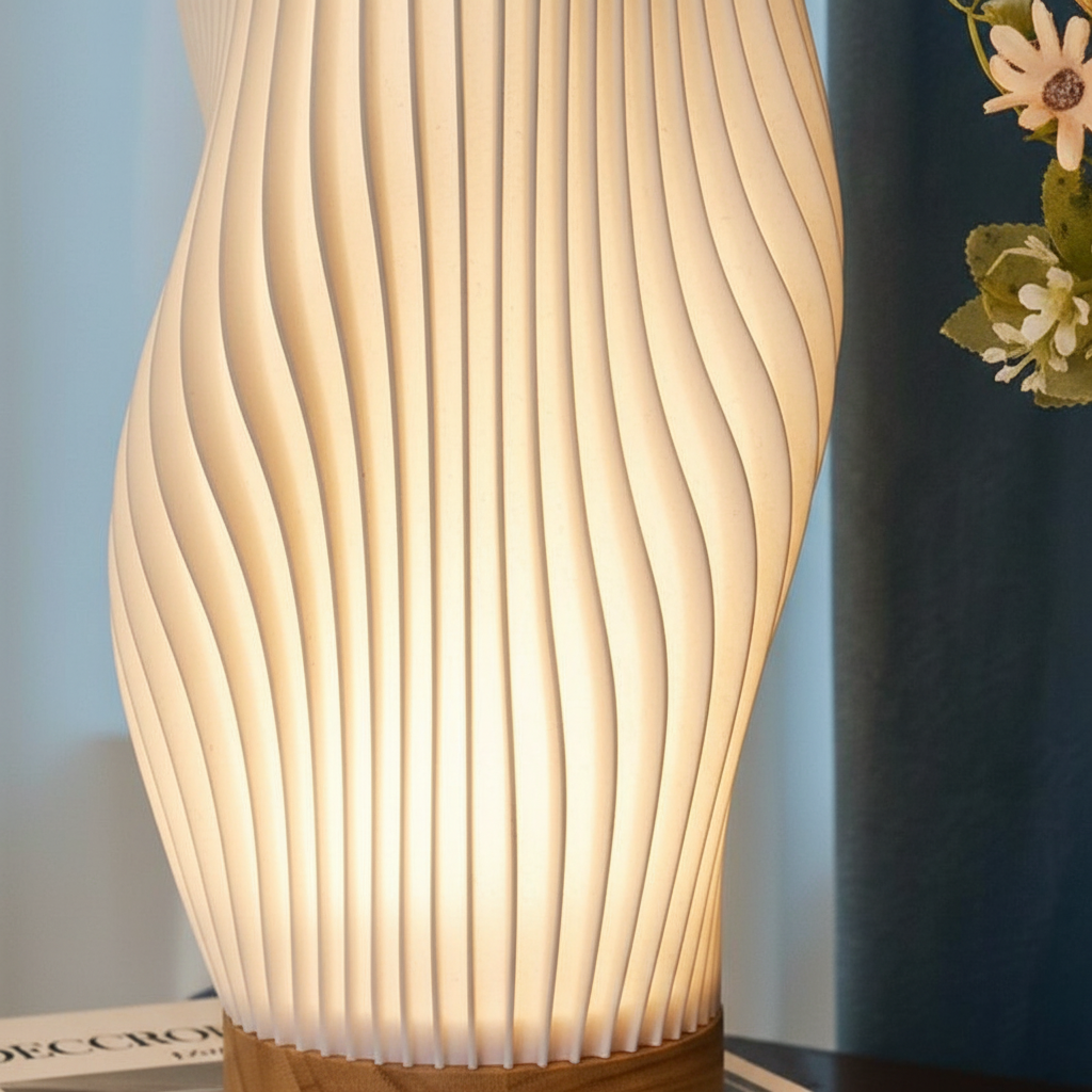 Bordlampe med bølget, hvit skjerm og USB-strøm, Hvit