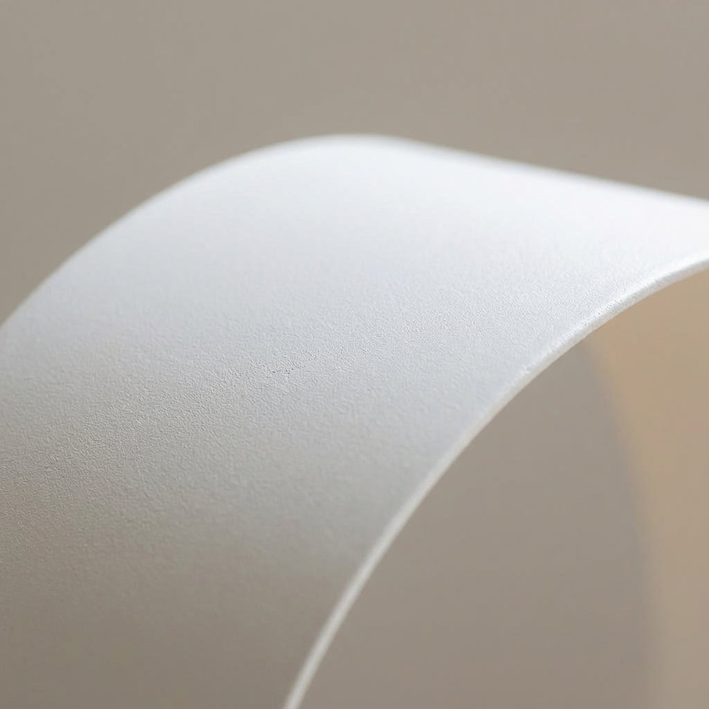 Bordlampe med hvitt bånd i løkkeform og synlig pære, Hvit
