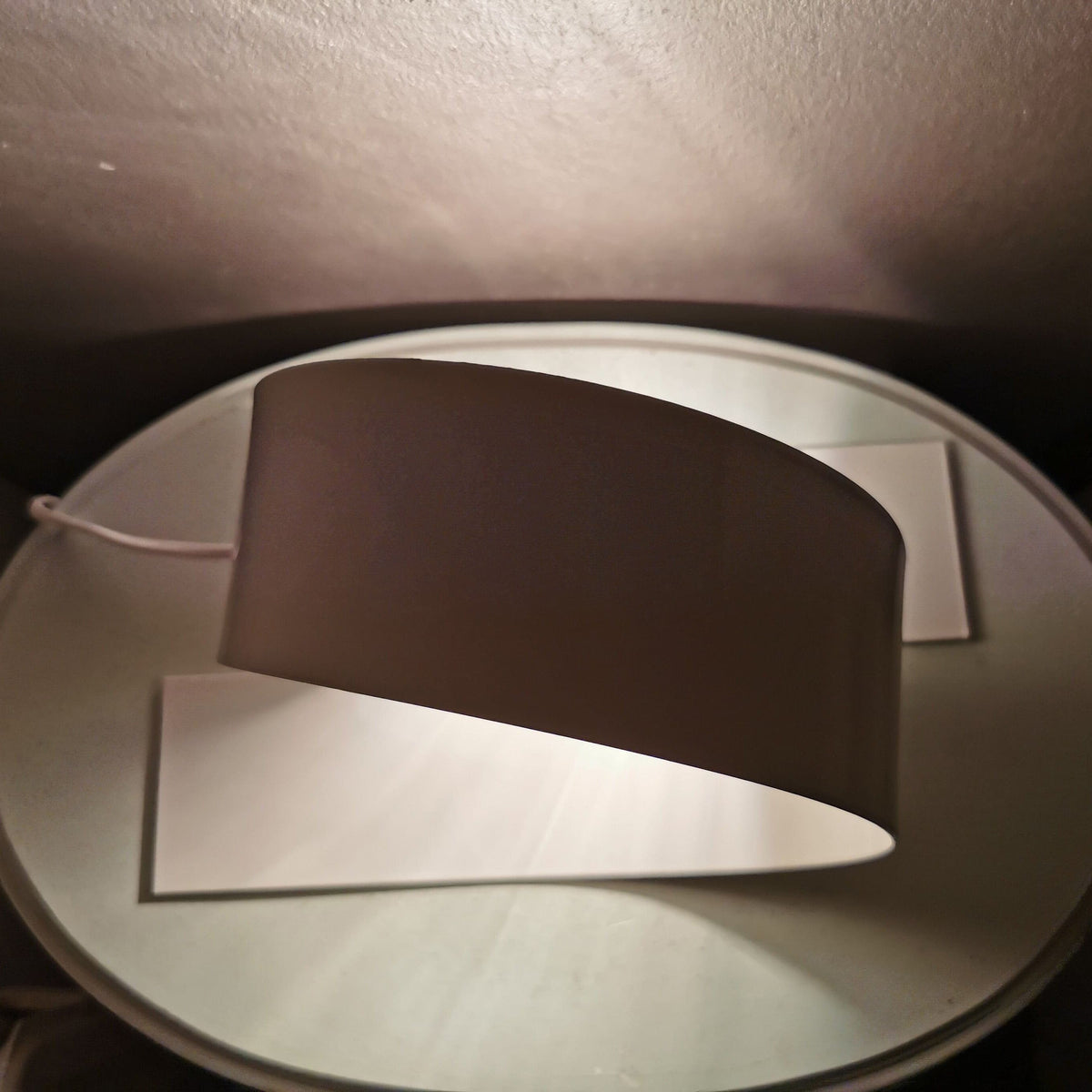 Bordlampe med hvitt bånd i løkkeform og synlig pære, Hvit