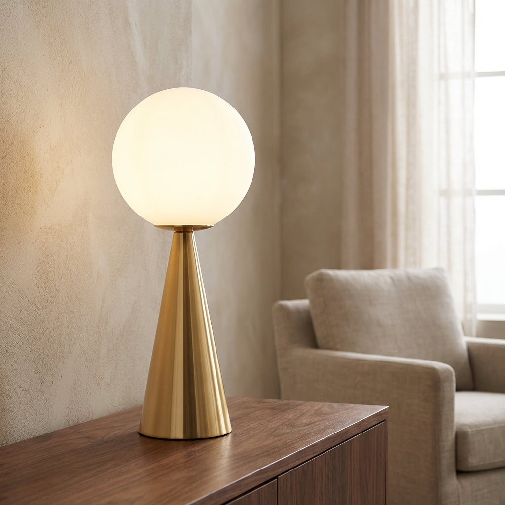 Bordlampe med kjegleformet fot i gullfarge og glasskule, Gull og hvit