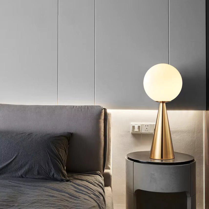 Bordlampe med kjegleformet fot i gullfarge og glasskule, Gull og hvit