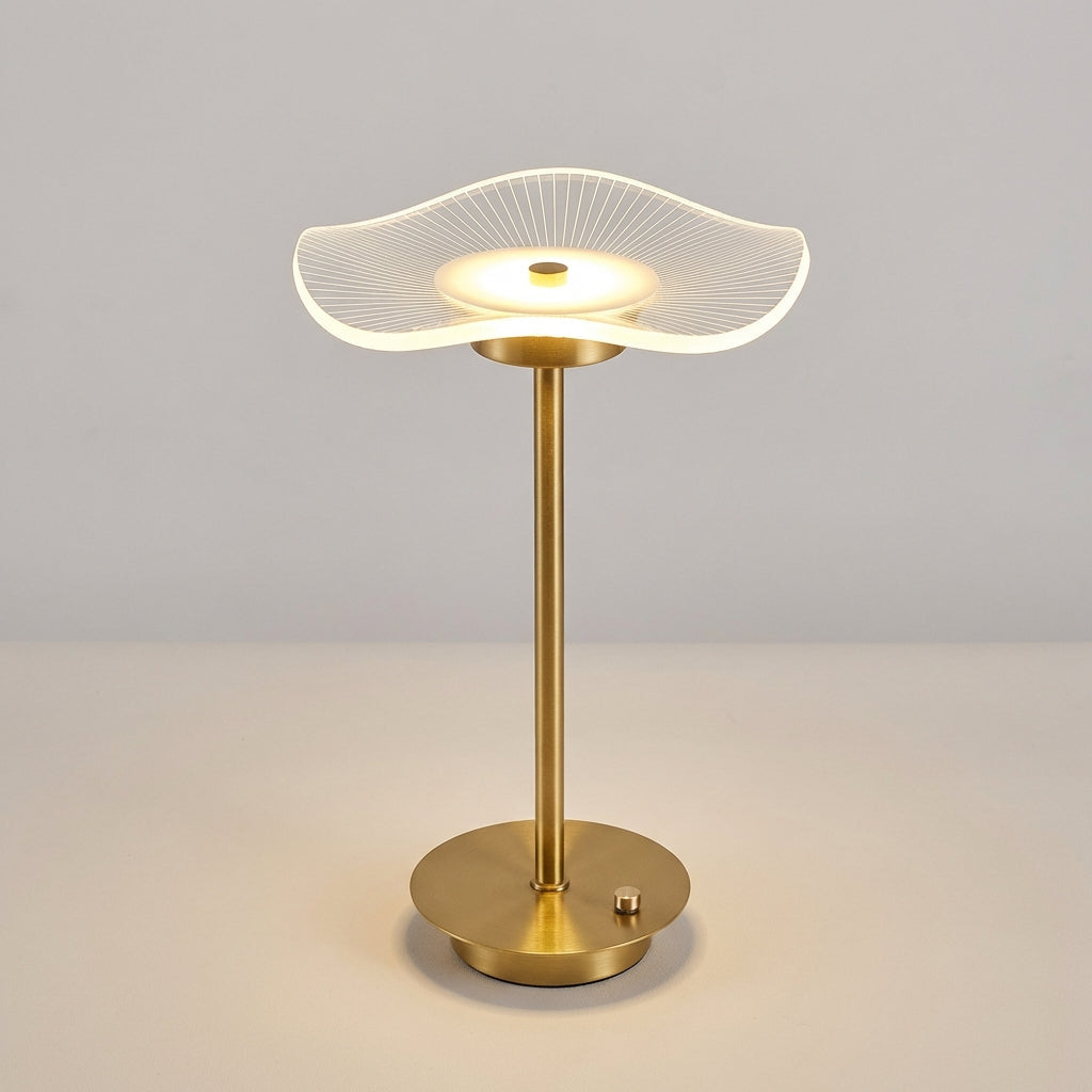 Bordlampe med skjerm som en bølget akrylskive på gullstang, Gull og klar