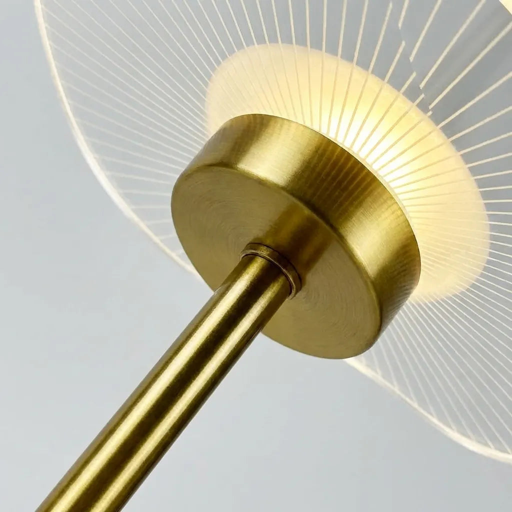 Bordlampe med skjerm som en bølget akrylskive på gullstang, Gull og klar