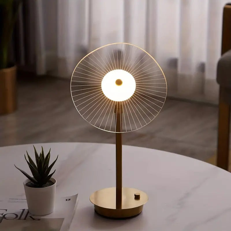 Bordlampe med skjerm som en bølget akrylskive på gullstang, Gull og klar