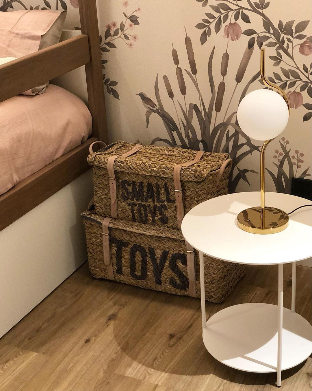 Bordlampe med svungen gullstang og opal glasskule, Gull og hvit