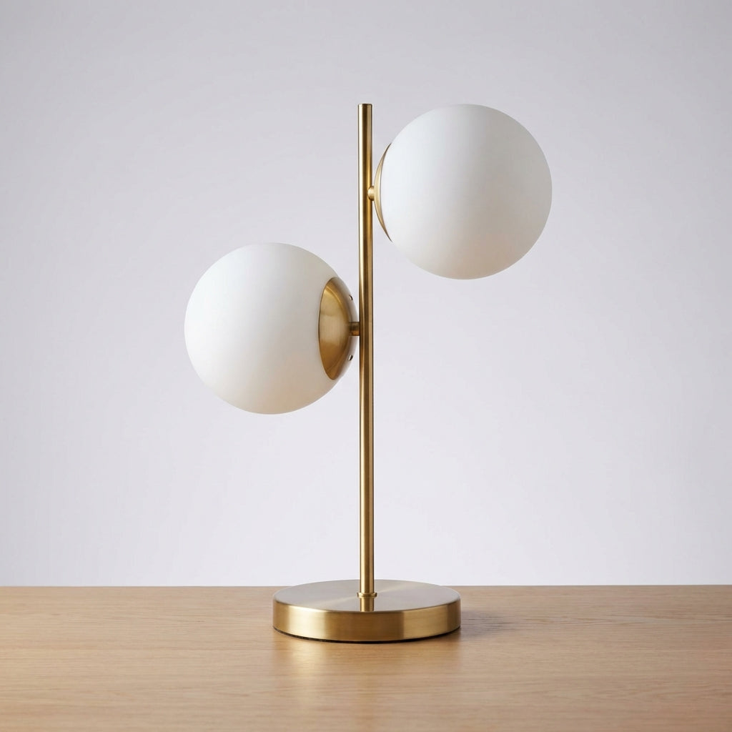 Bordlampe med to frostede glasskuler på messingfarget stang, Messing og hvit