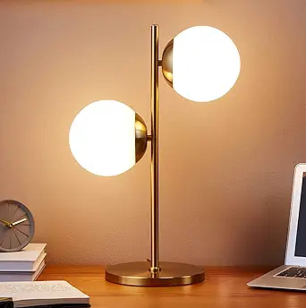 Bordlampe med to frostede glasskuler på messingfarget stang, Messing og hvit