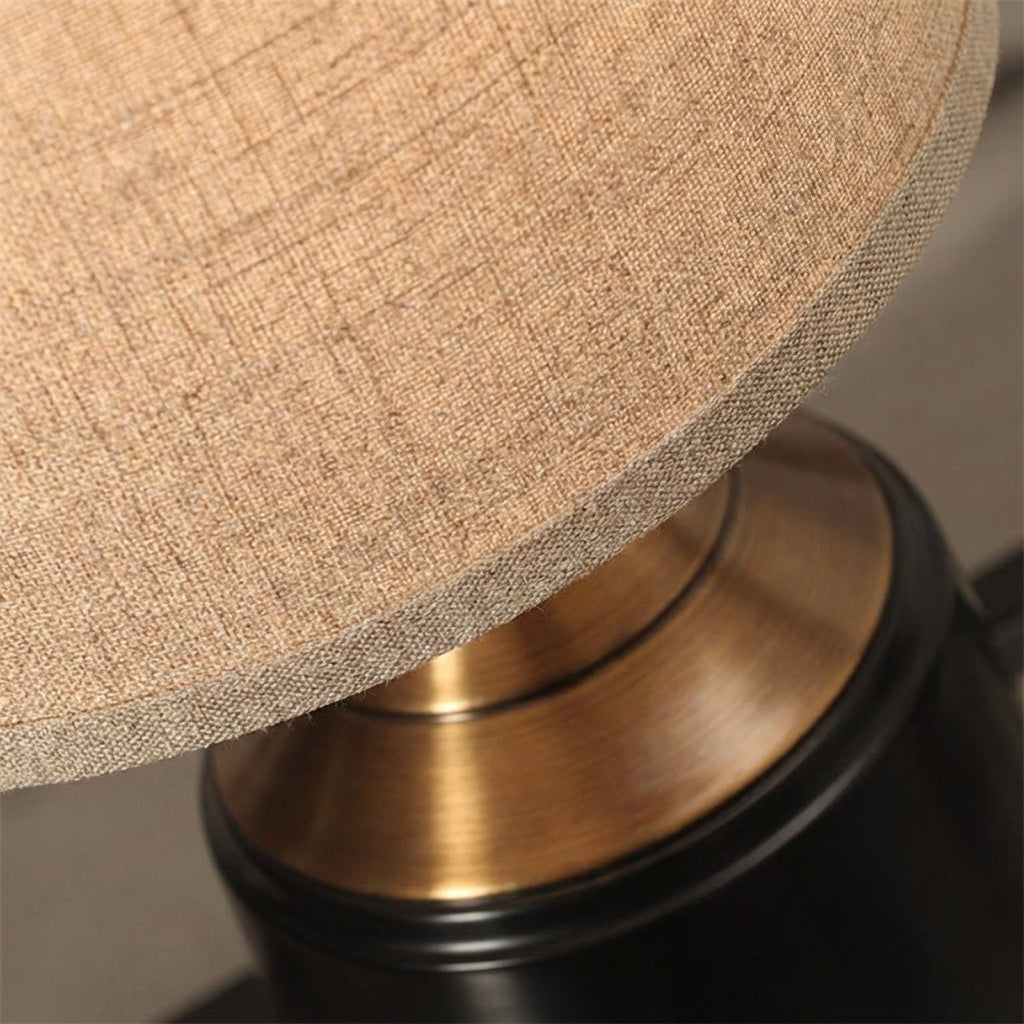 Bordlampe med urneformet fot i antikk bronse og linskjerm, Bronse, svart og beige