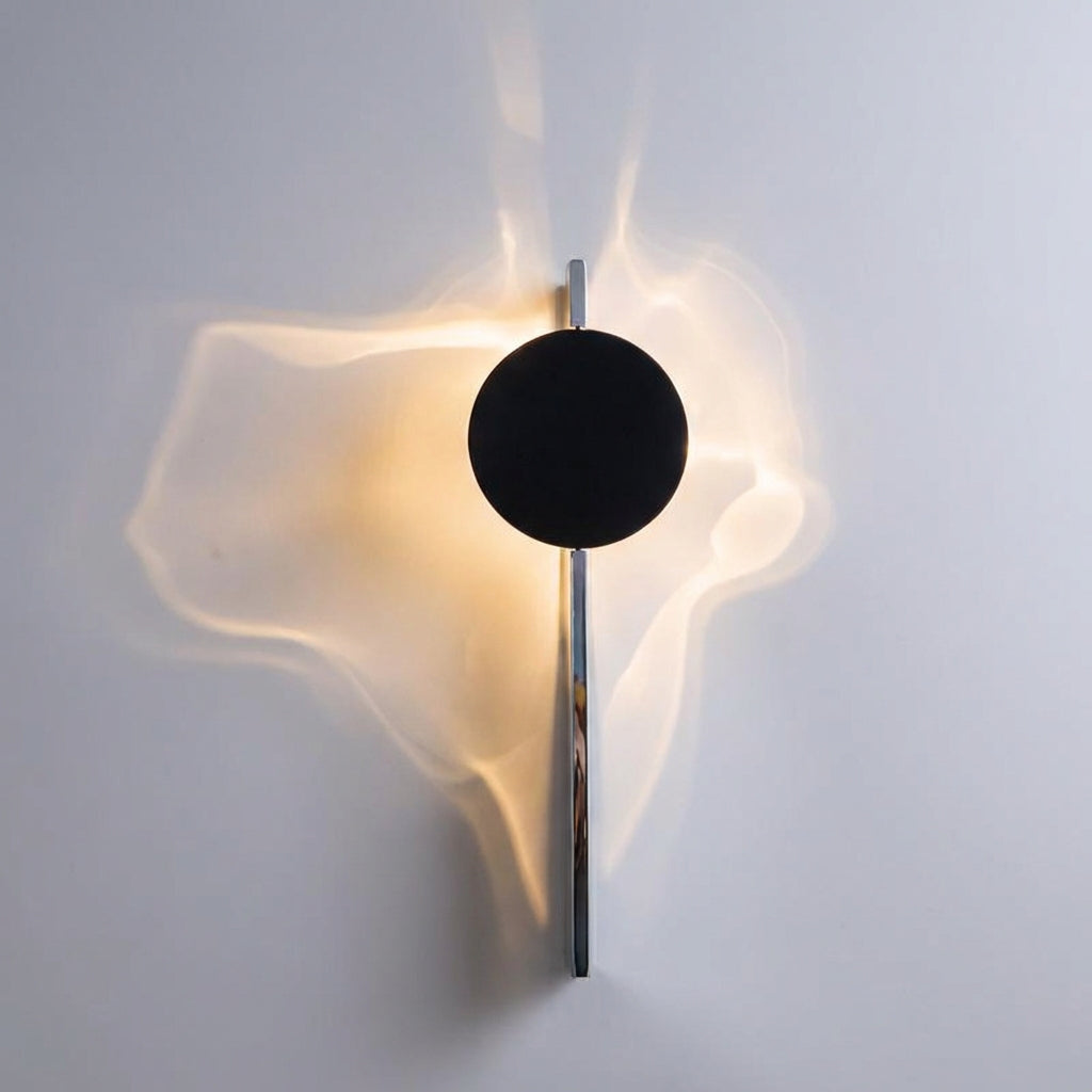 Dekorativ vegglampe med lysmønster og sort skive, Svart og hvit