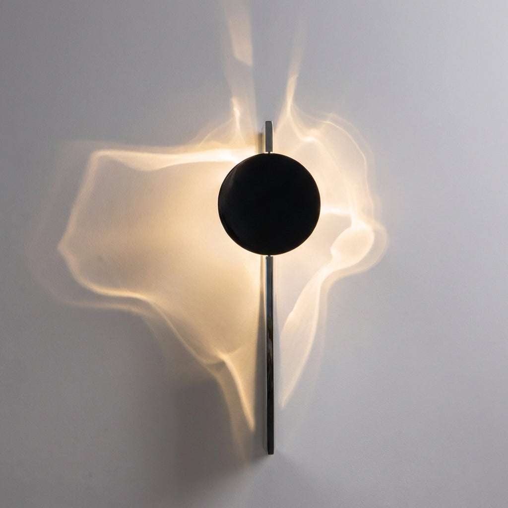 Dekorativ vegglampe med lysmønster og sort skive, Svart og hvit