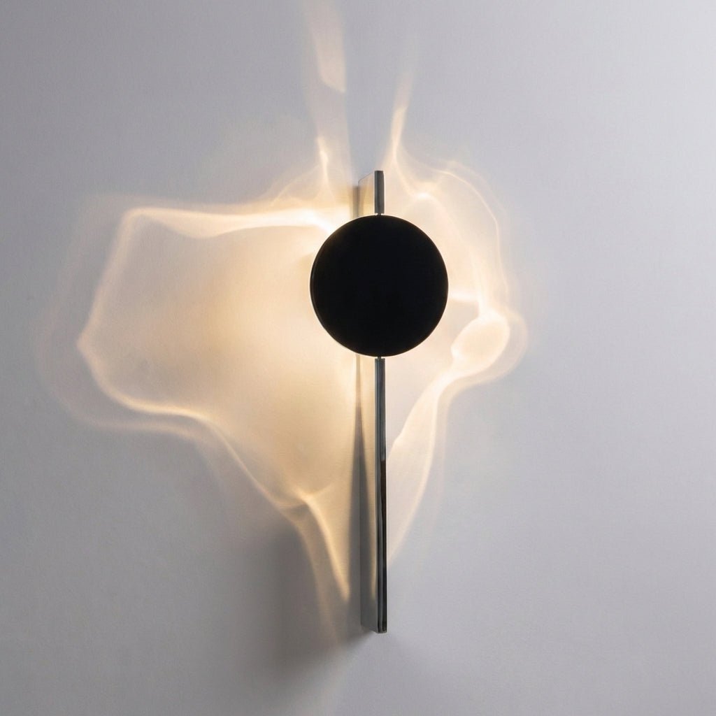 Dekorativ vegglampe med lysmønster og sort skive, Svart og hvit
