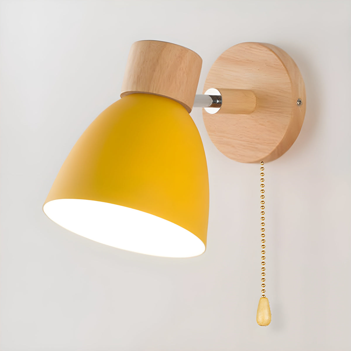 Vegglampe i metall med trearm - justerbar leselampe i nordisk stil
