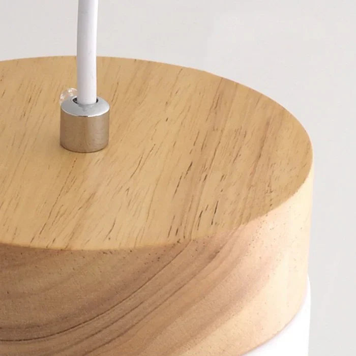 Pendellampe i miniformat med metallskjerm og tretopp i loftstil