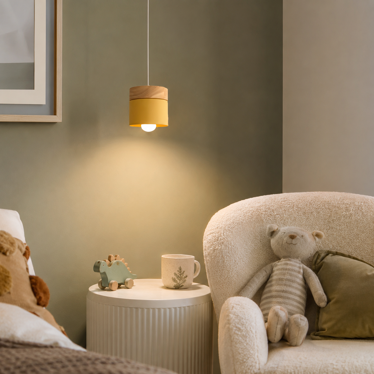Pendellampe i miniformat med metallskjerm og tretopp i loftstil