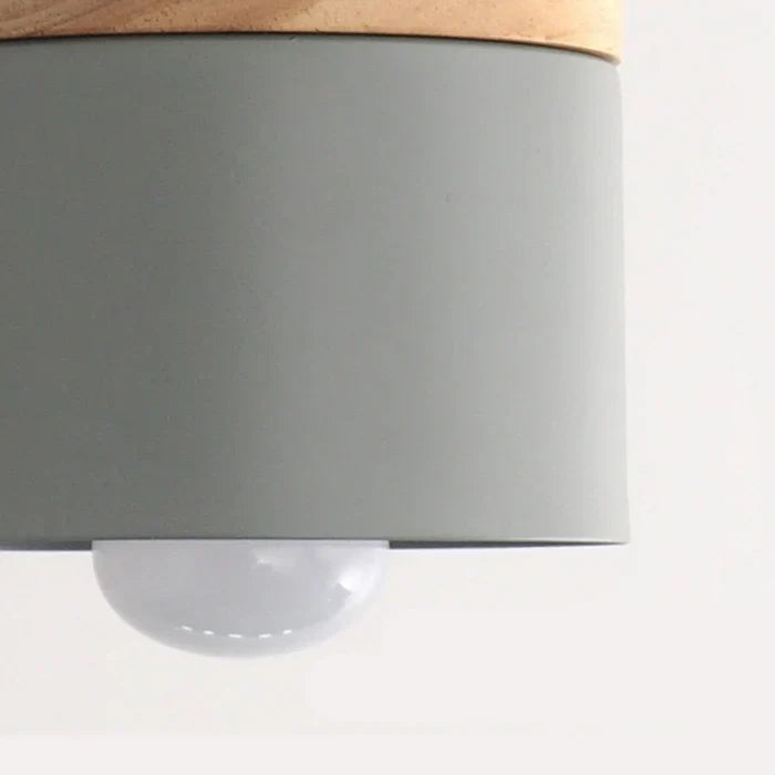 Pendellampe i miniformat med metallskjerm og tretopp i loftstil