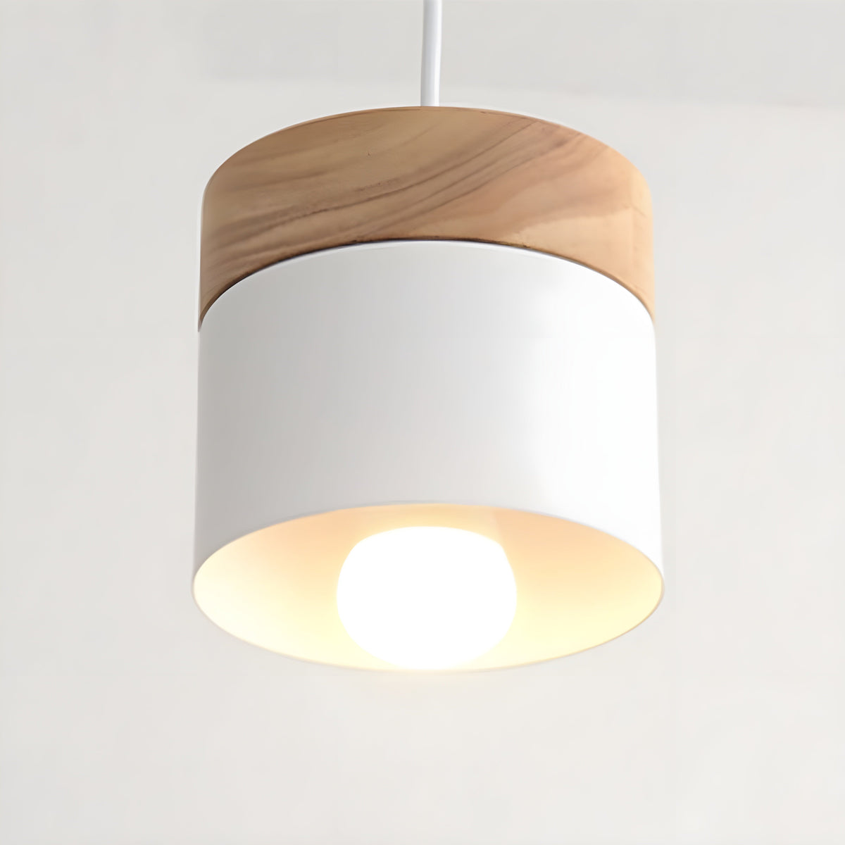 Pendellampe i miniformat med metallskjerm og tretopp i loftstil