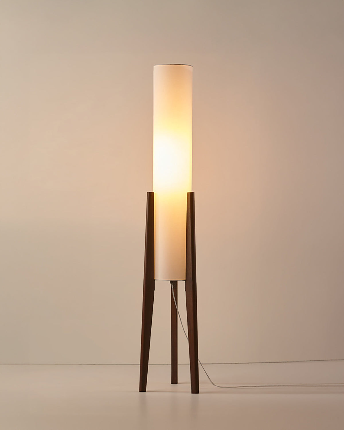 Gulvlampe med LED i massivt tre - wabi-sabi-stil