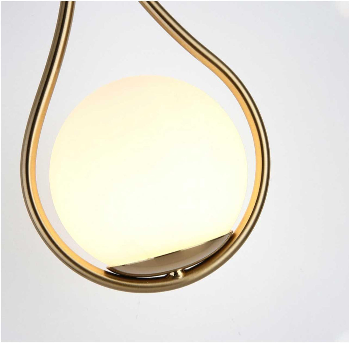 Vegglampe med frostet glasskule og dråpeformet metallramme