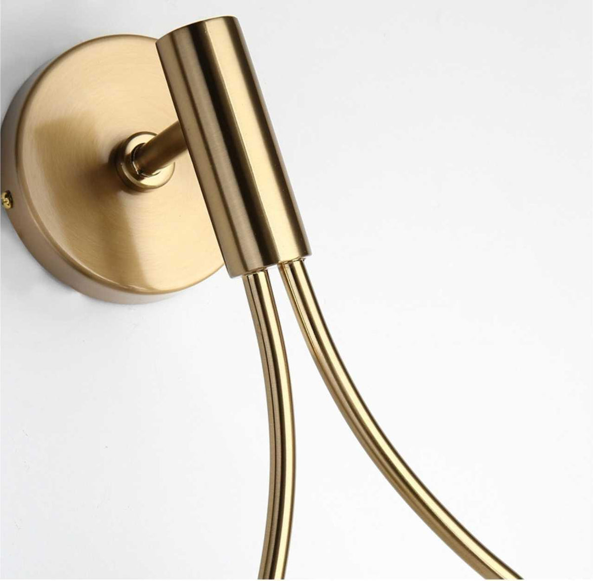 Vegglampe med frostet glasskule og dråpeformet metallramme