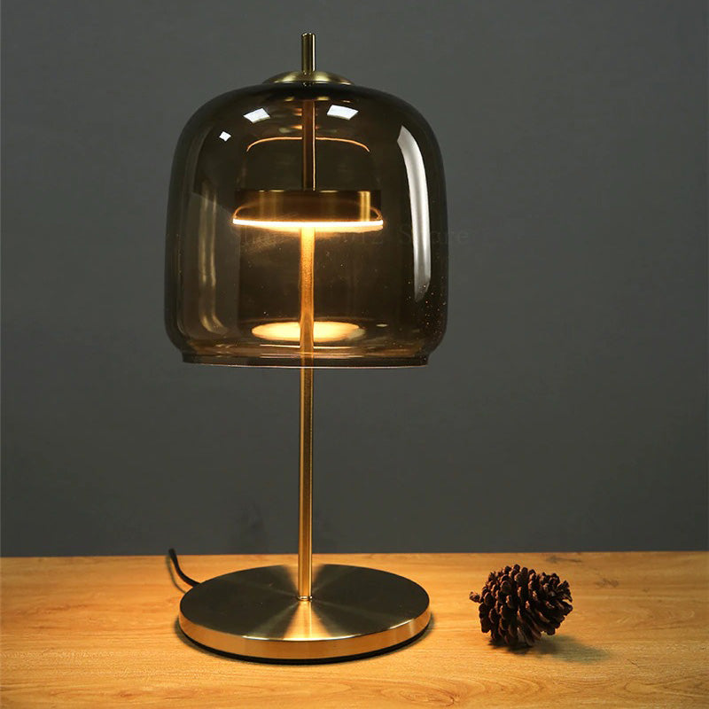 Sengelampe med glasskjerm i moderne gullfarget design
