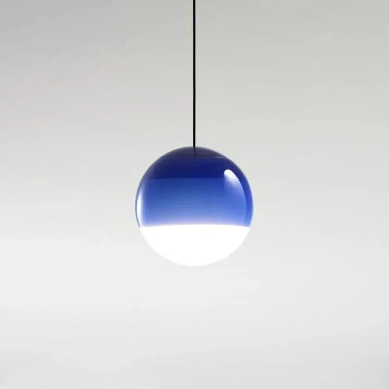 Pendellampe i tonet glass med ombréeffekt