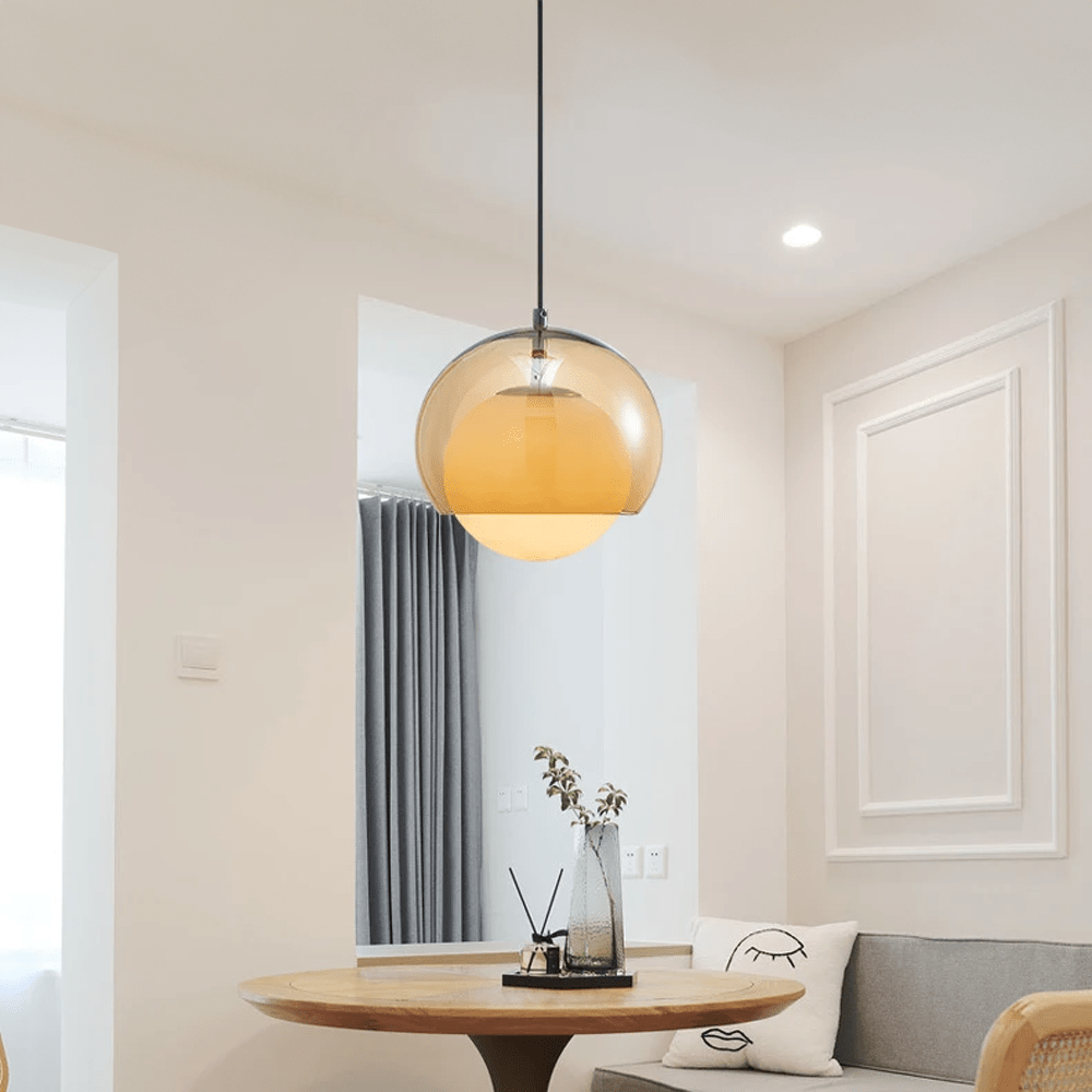 Pendellampe med glasskule - moderne og minimalistisk
