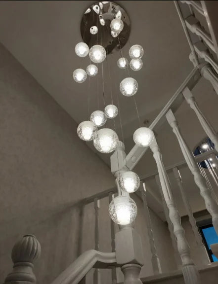 Lysekrone med LED i rustfritt stål og frostede glasskuler