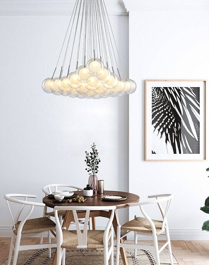Lysekrone med LED, nordisk design og lyspunkter i ulike høyder