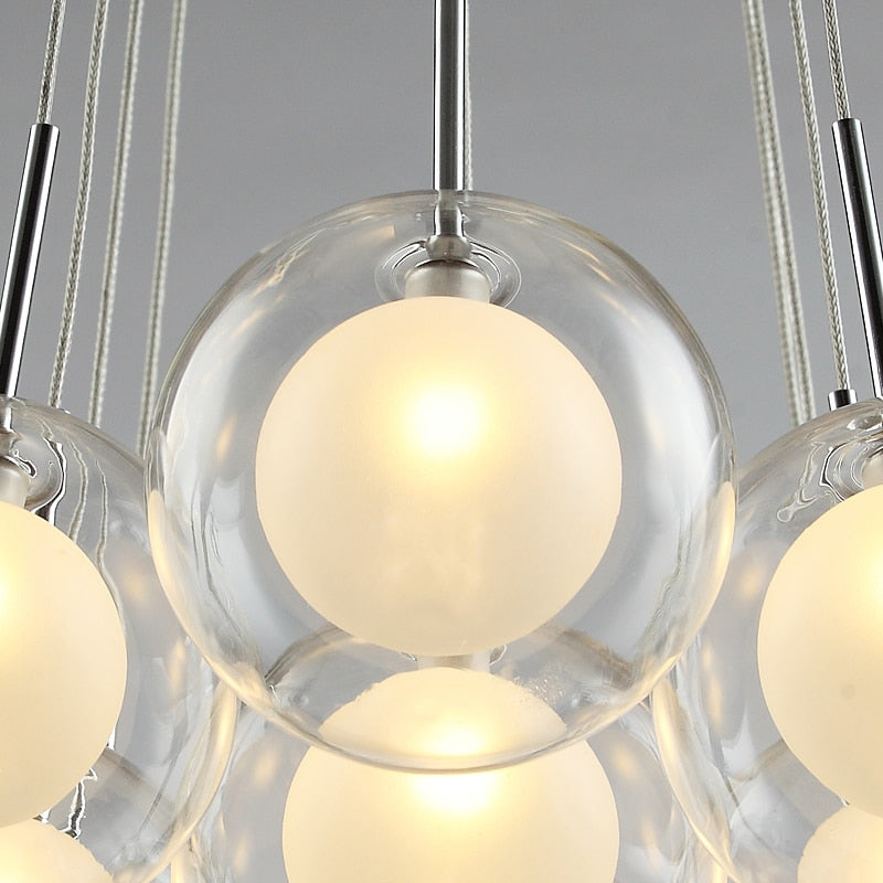Lysekrone med LED, nordisk design og lyspunkter i ulike høyder