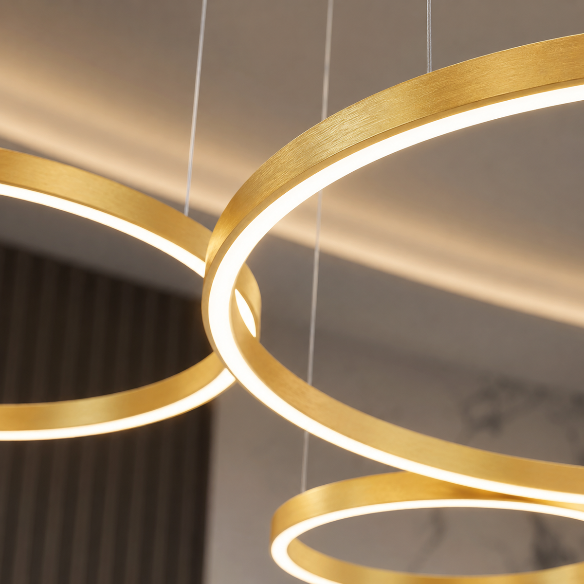 Lysekrone med LED og minimalistiske ringer i børstet gull