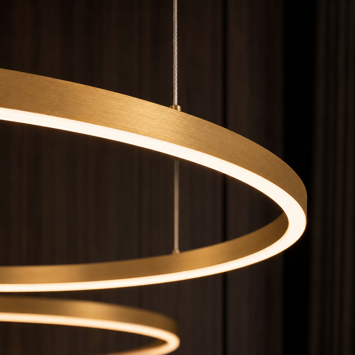 Lysekrone med LED og minimalistiske ringer i børstet gull