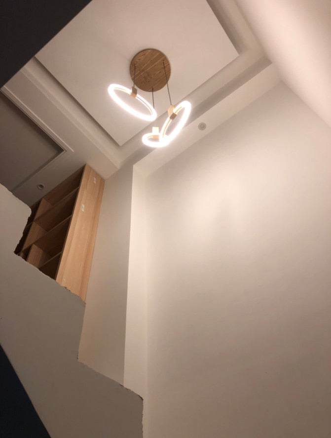 Lysekrone med LED-ringer i piletre og akryl for trapperom