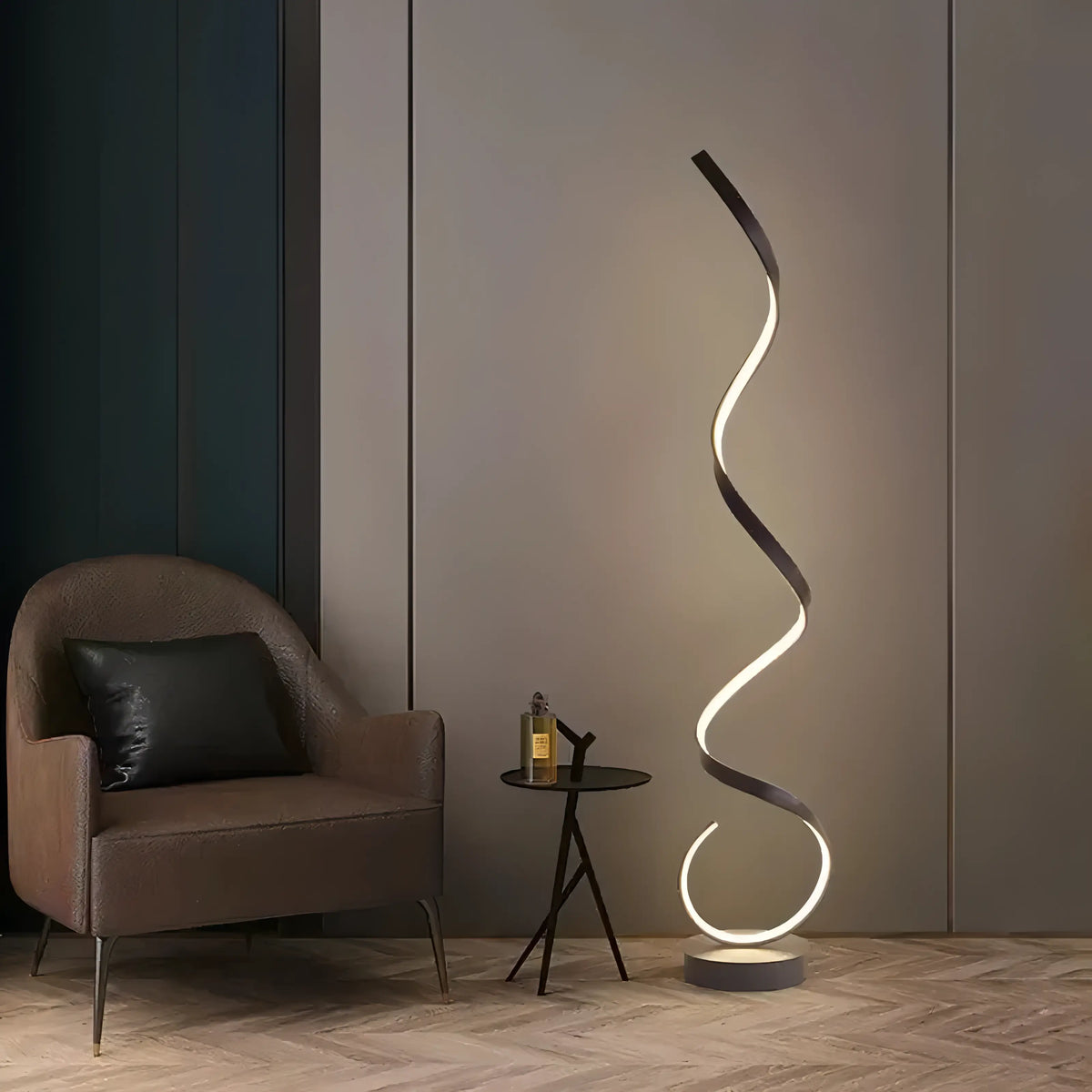 Gulvlampe med LED og skulpturell spiralform, 28 x 133 cm