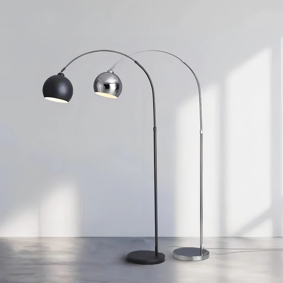Gulvlampe med justerbar bue og skjerm i moderne design
