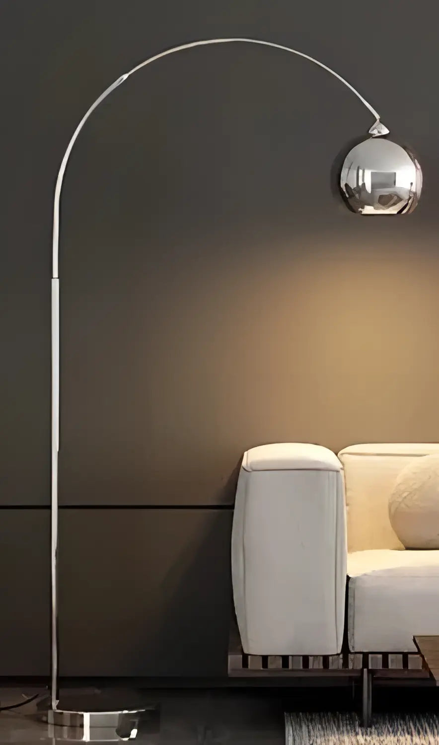 Gulvlampe med justerbar bue og skjerm i moderne design