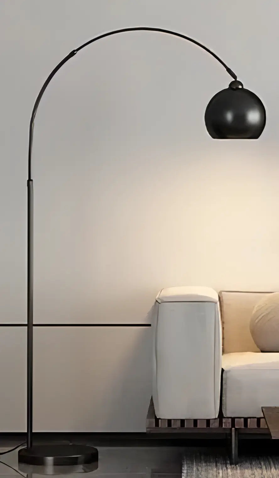Gulvlampe med justerbar bue og skjerm i moderne design