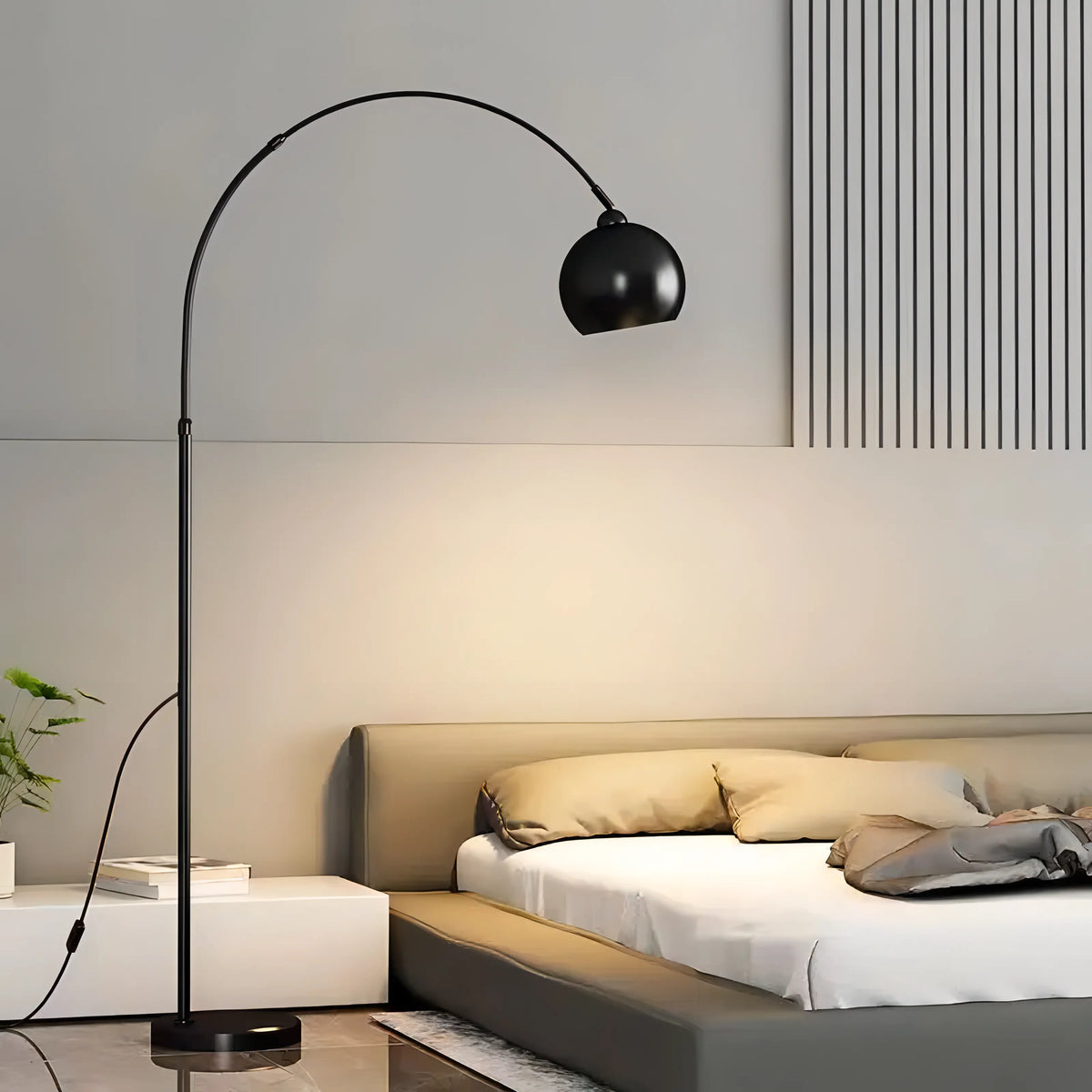 Gulvlampe med justerbar bue og skjerm i moderne design