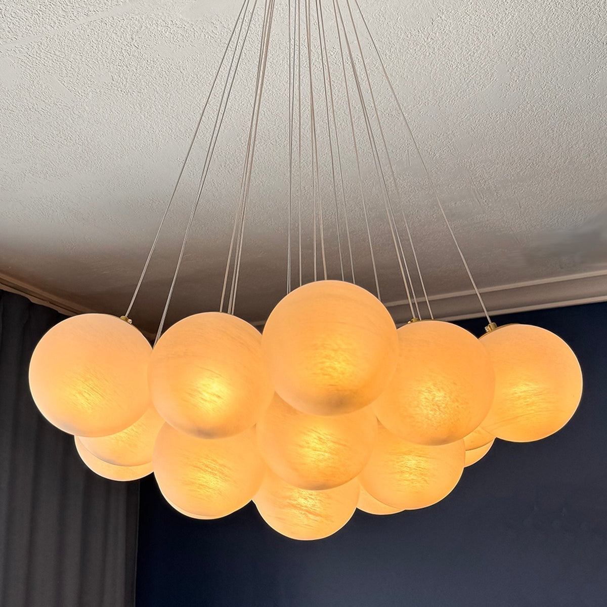 Lysekrone med glasskuler i klynge - frostet, marmorert glass
