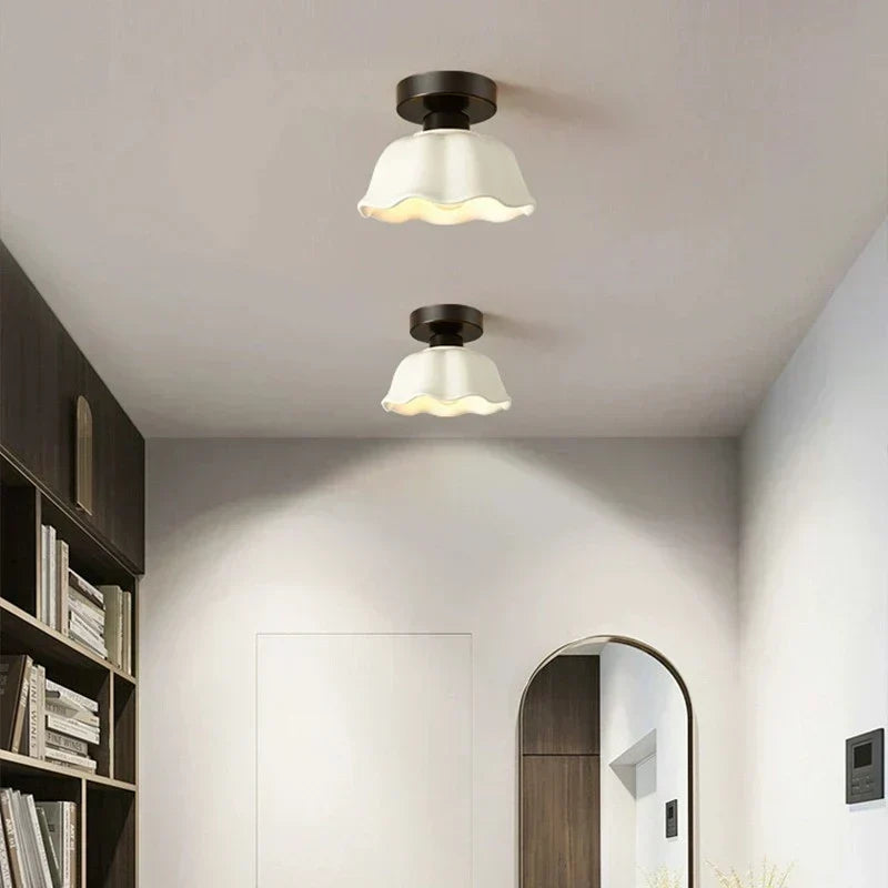 Taklampe i keramikk og glass - halvinnfelt plafond med varmt lys