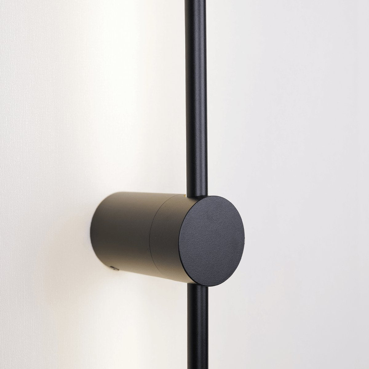 LED vegglampe i sort aluminium som slank lyslist, Svart