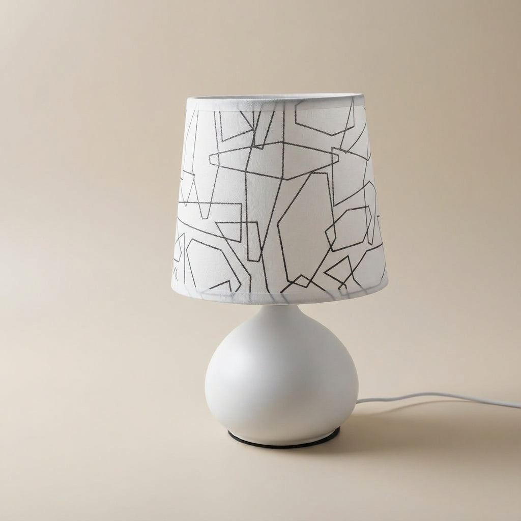 Nattbordslampe med hvit kulefot og skjerm med linjemønster, Hvit og svart