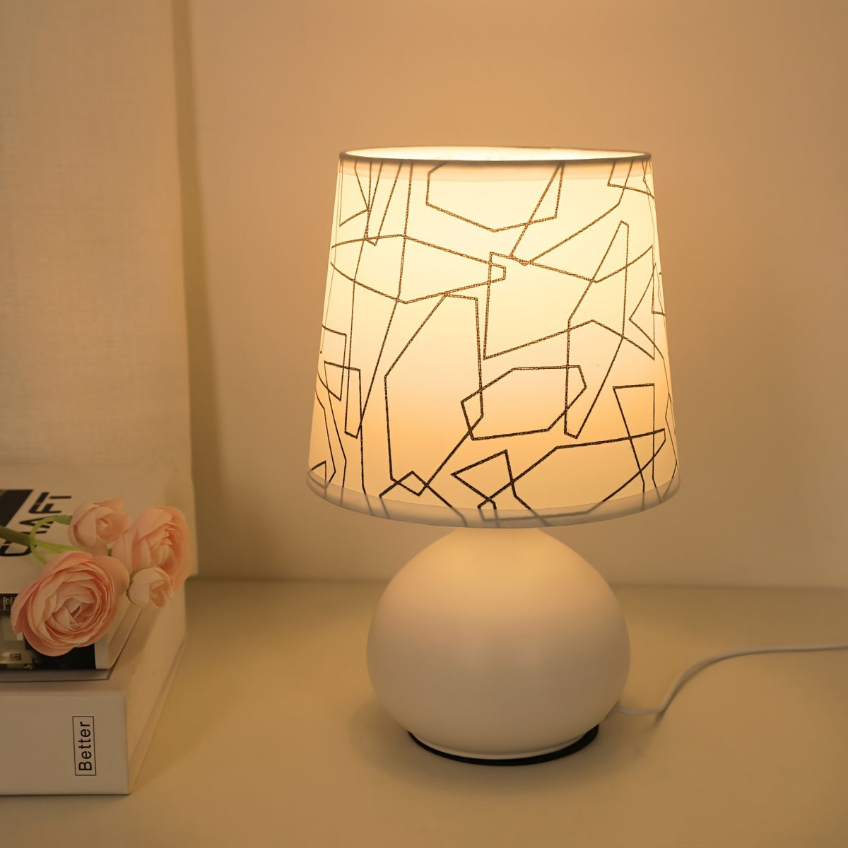 Nattbordslampe med hvit kulefot og skjerm med linjemønster, Hvit og svart